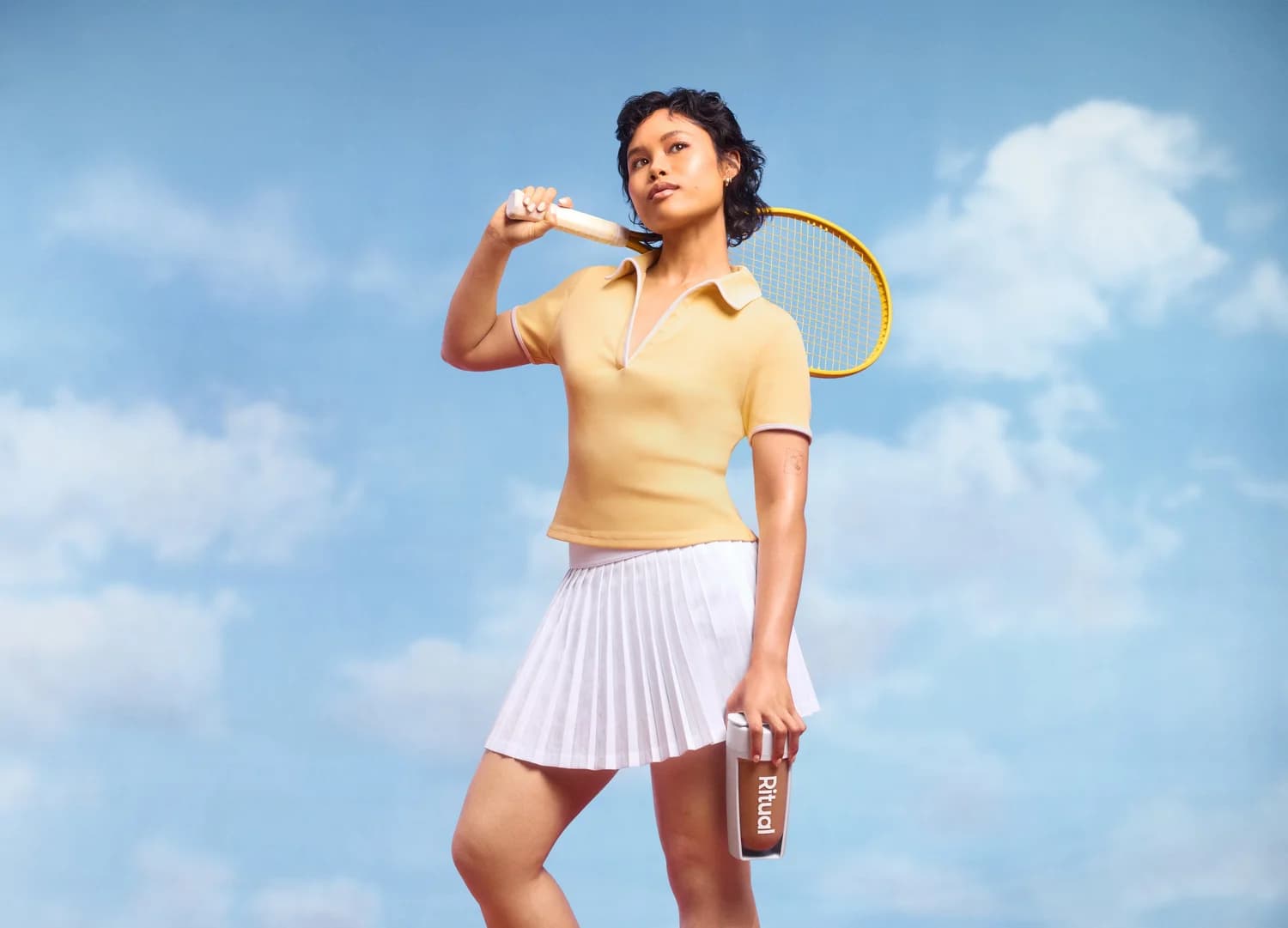 Side view of an athlete carrying a Ritual shaker